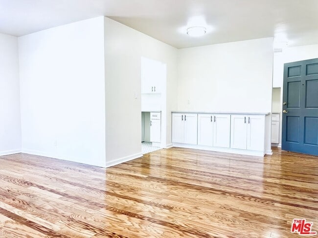 Building Photo - 2401 Beachwood Dr