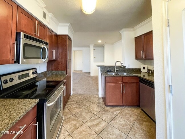 Building Photo - 2025 E Campbell Ave