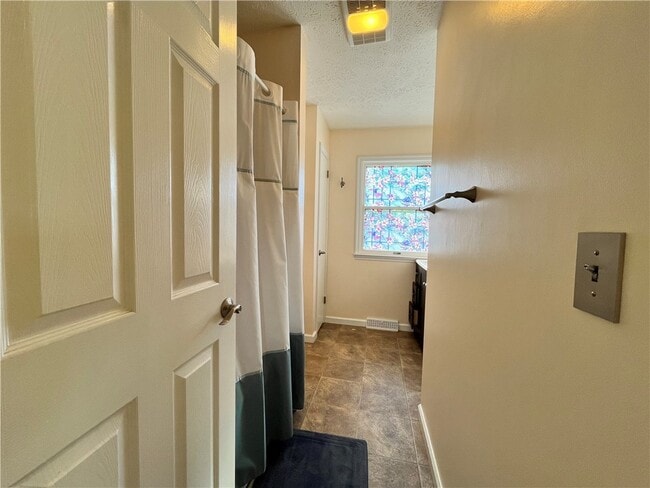 Building Photo - 28 Willow Dr