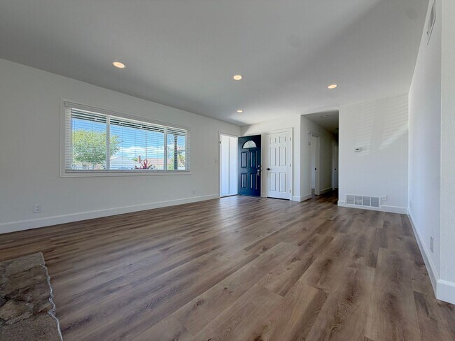Building Photo - Experience the coastal breeze and the quiet charm of Hawaii Lane.
