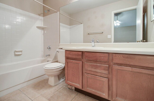 Building Photo - 921 W University Dr