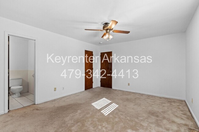 Building Photo - Beautiful Home in Springdale with Sunroom!