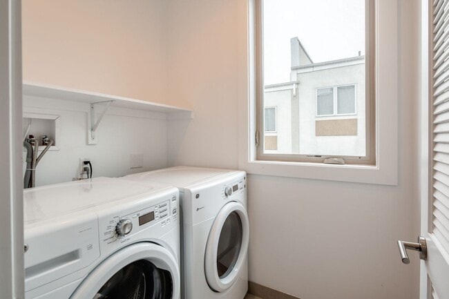 Building Photo - Northern Liberties Townhome with Parking