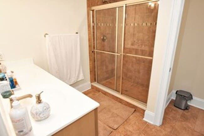 Building Photo - Furnished 3-bedroon townhouse end-unit for...