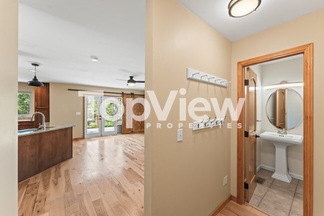 Building Photo - 2205 Valley View Dr