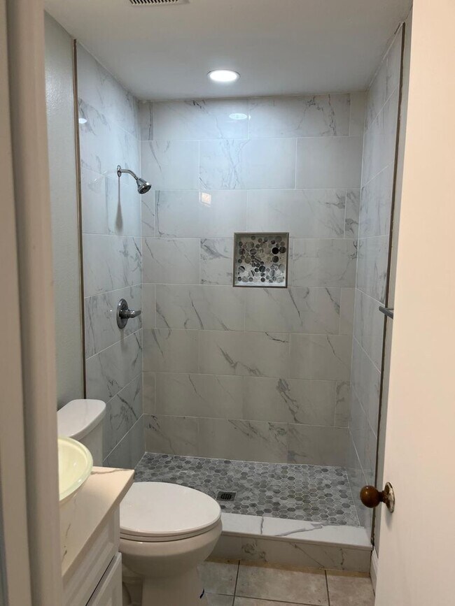 Building Photo - Beautiful 3BR Home in Central Tampa – Move-In Ready!
