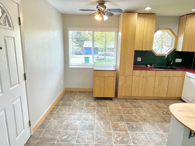 Building Photo - Parkrose Heights neighborhood, 3 bedroom, ...