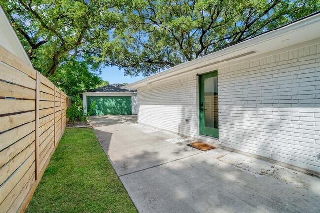 Building Photo - 5226 Kinglet St