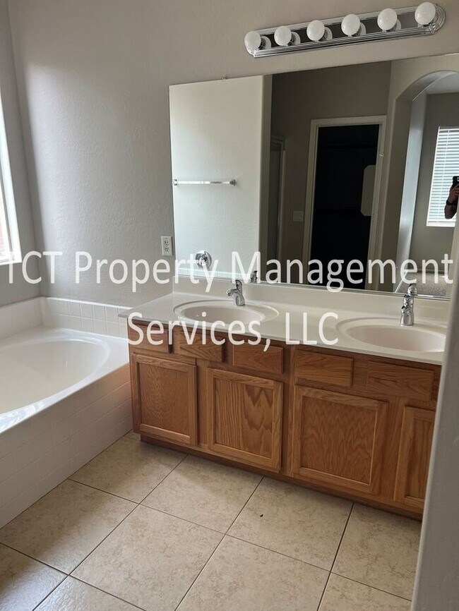 Building Photo - 4 Bedroom House in Power Ranch!
