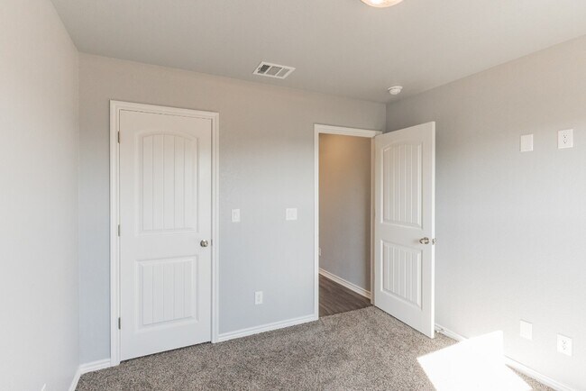 Building Photo - 117 Mike Warner Dr