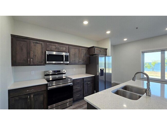 Building Photo - LAKE VIEW- 3 Bedroom Condo