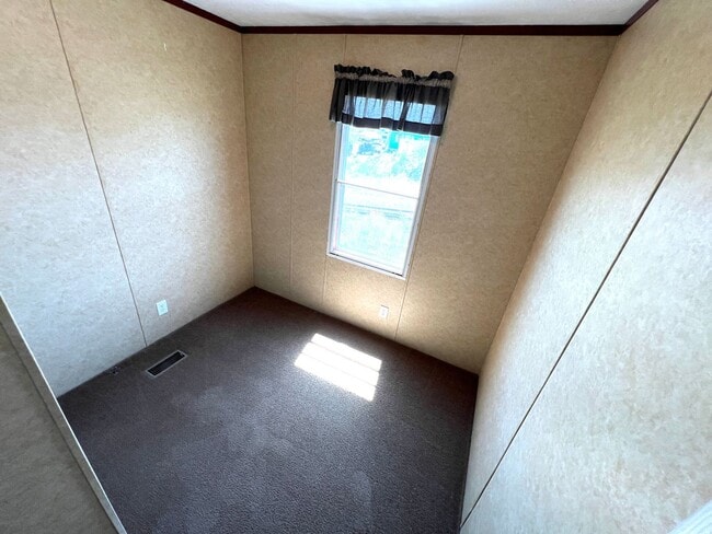 Building Photo - Pet Friendly 3 Bed 2 Bath Trailer with Air...