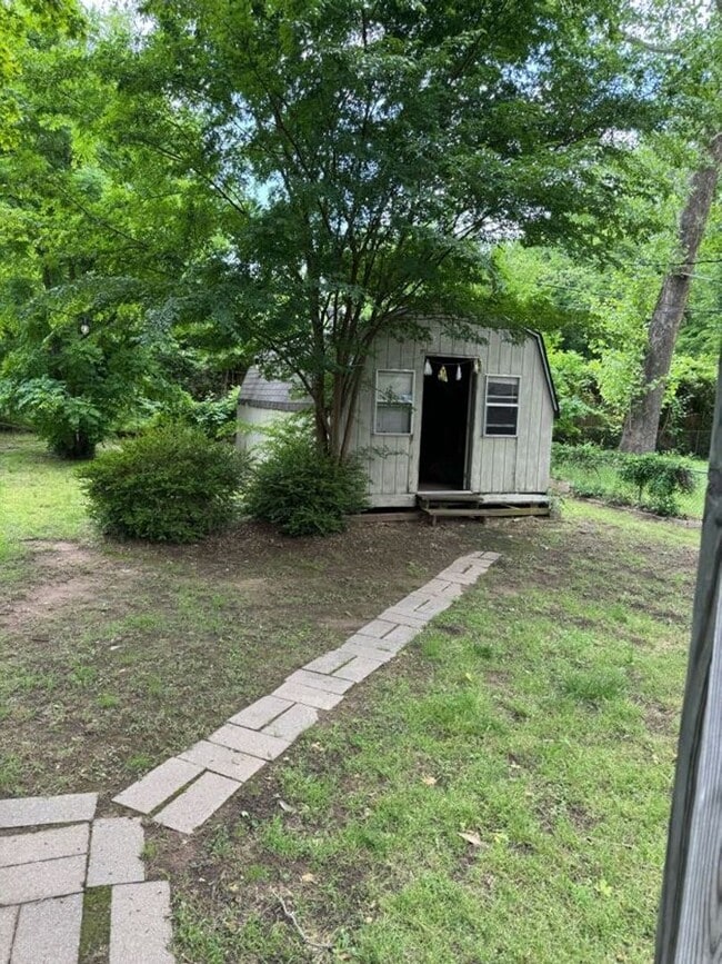 Building Photo - PRELEASING for Aug 7th! (3-4) Bedroom/(2) Bath Close to Campus!