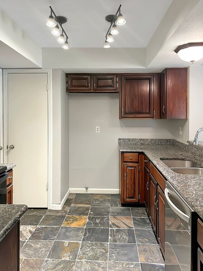 Building Photo - 2-Bed, 2-Bath Townhome with Flexible Floor...