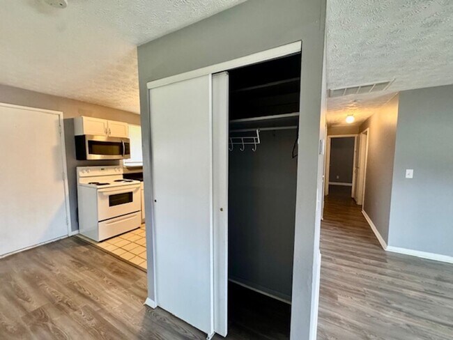 Building Photo - 3 Bedroom, 2 Bath Ranch Home with Garage and Fenced Yard in Huber Heights