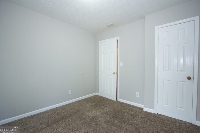 Building Photo - 2139 Golfview Dr SE