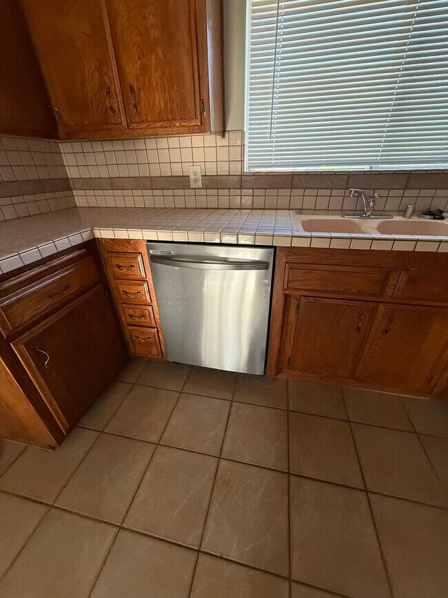 Building Photo - Victorville Green Tree Home- Refurbished 4 Bedrooms, 2 Bathrooms, New Paint,