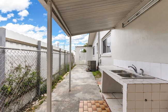 Building Photo - 310 SW 76th Ct