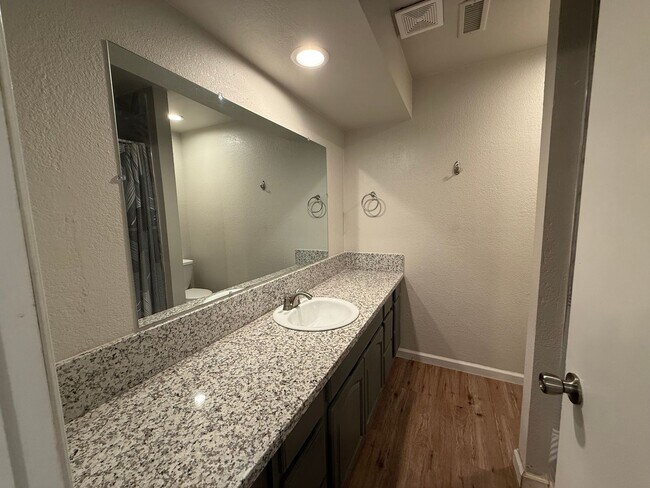 Building Photo - Updated 2-bedroom condo in gated community!