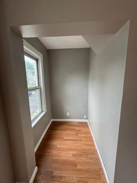 Building Photo - 719 S 15th St