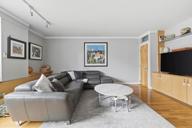 Building Photo - 65 E India Row