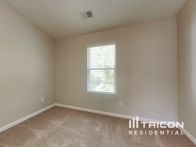 Building Photo - 347 Hawthorn Dr