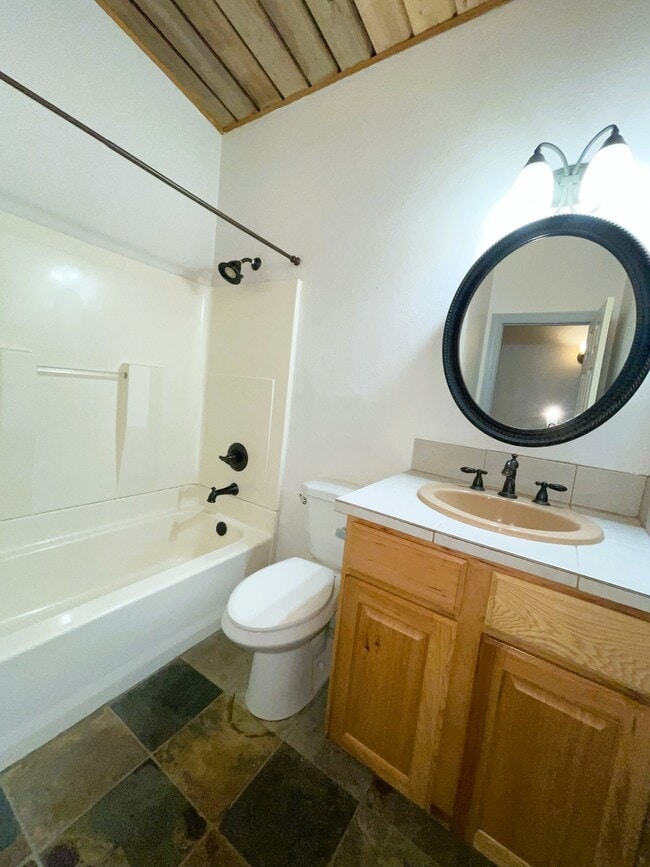 Building Photo - 3070 NW Paul Benjamin Rd