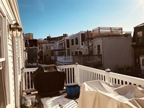 Building Photo - 253 Gold St