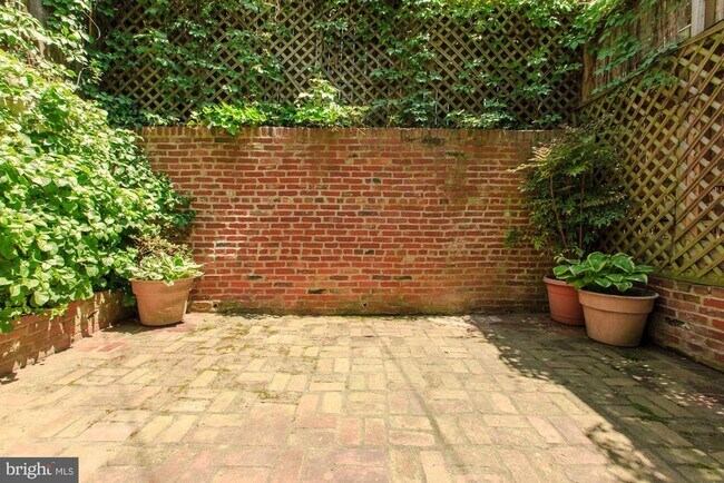 Building Photo - 1409 33rd St NW