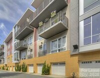 Building Photo - 2200 Lyndhurst Ave