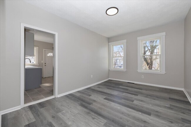 Building Photo - 45 Cowles St