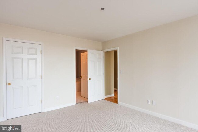 Building Photo - 100 Harborview Dr