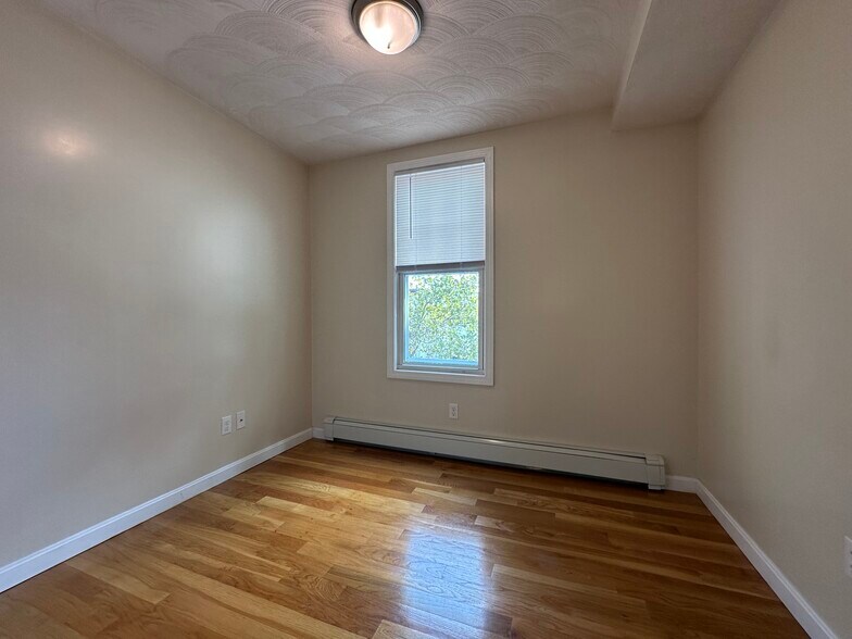 Building Photo - 136 Chelsea St