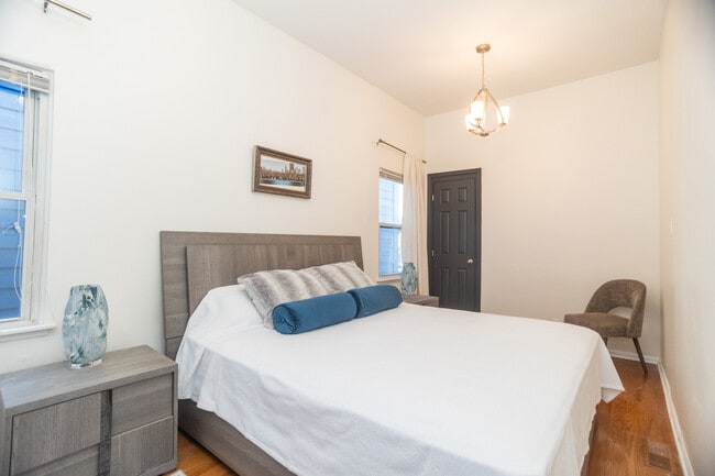 Building Photo - 2814 N Maplewood Ave