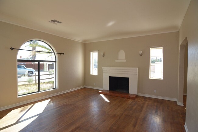 Building Photo - Charming 2 Bedroom 1 Bath House! Close to ...