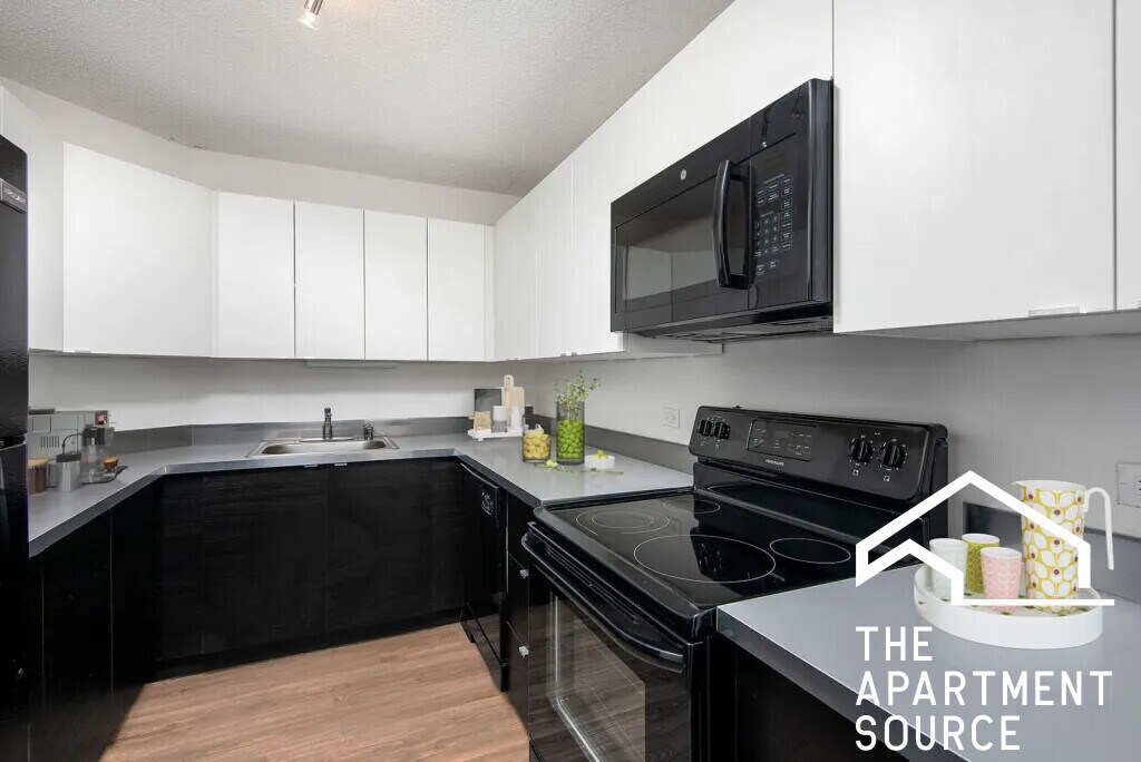 Building Photo - 1120 N La Salle Dr