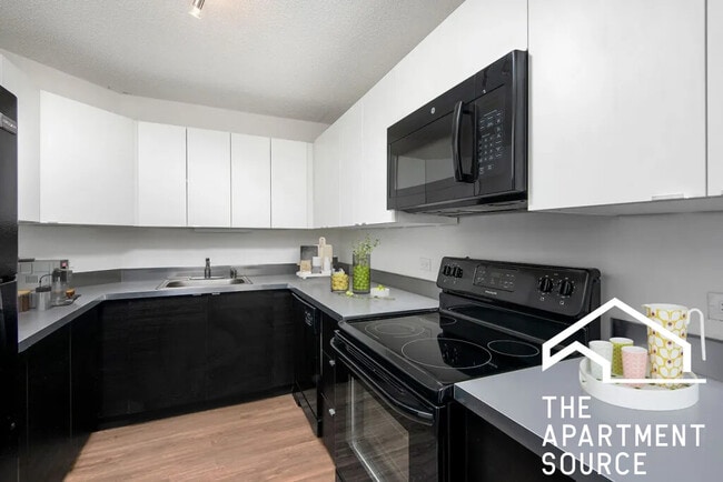 Primary Photo - 1120 N La Salle Dr