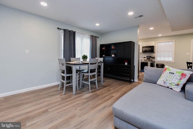 Building Photo - 3802 Cedar Dr