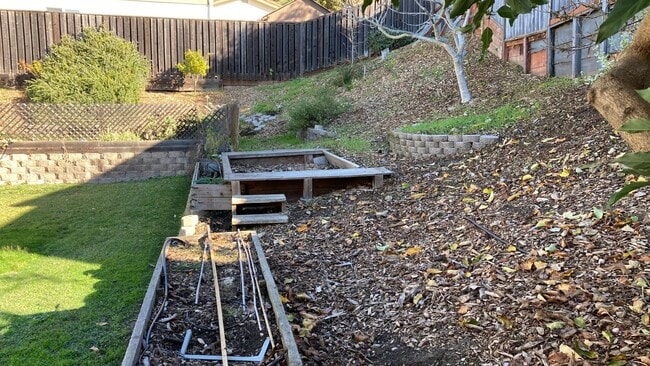 Building Photo - Gorgeous house - Huge Backyard with Bonus ...