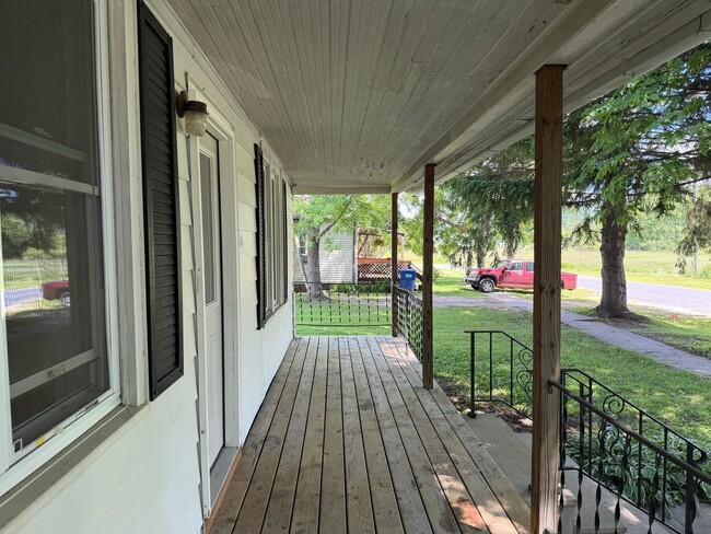 Building Photo - 3 Bed 1 Bath Home with Garage