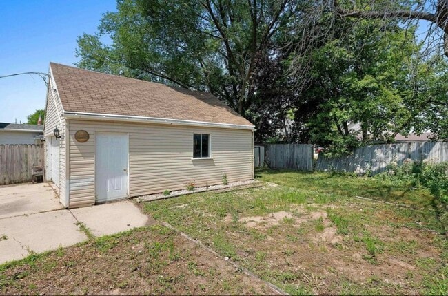 Building Photo - 532 W 5th Ave