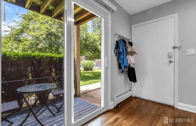 Building Photo - 320 South St