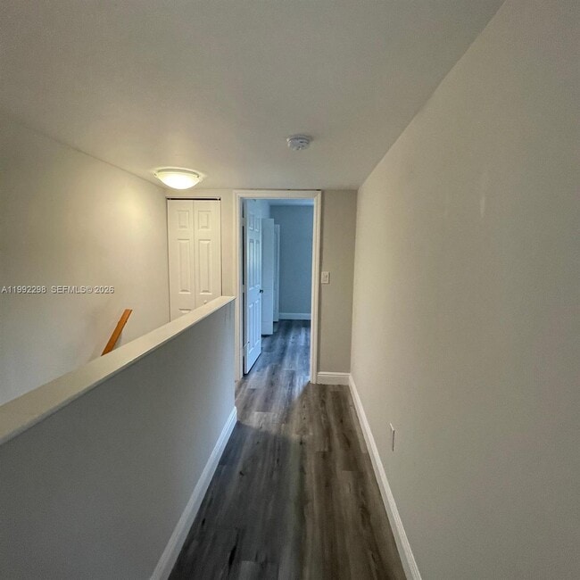 Building Photo - 301 Palm Cir E