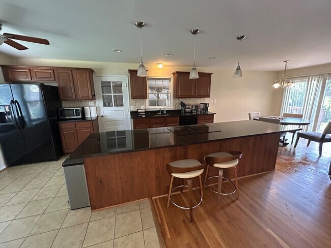 Building Photo - 1937 Woodford Rd