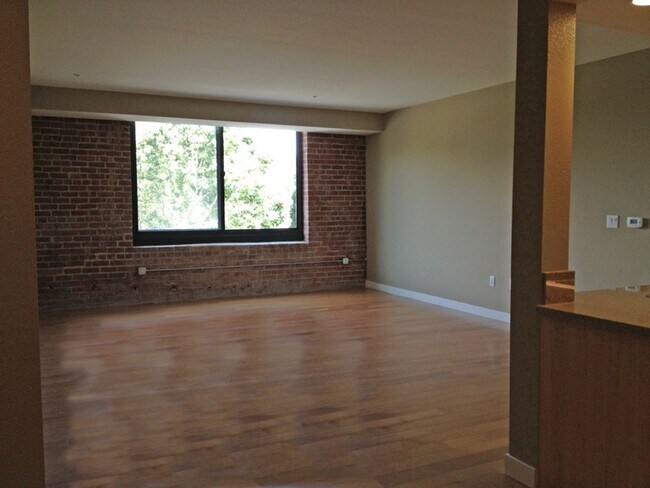 Building Photo - Huge 1 Bedroom Flat with Storage Locker and Original Brick Walls at Plant 51