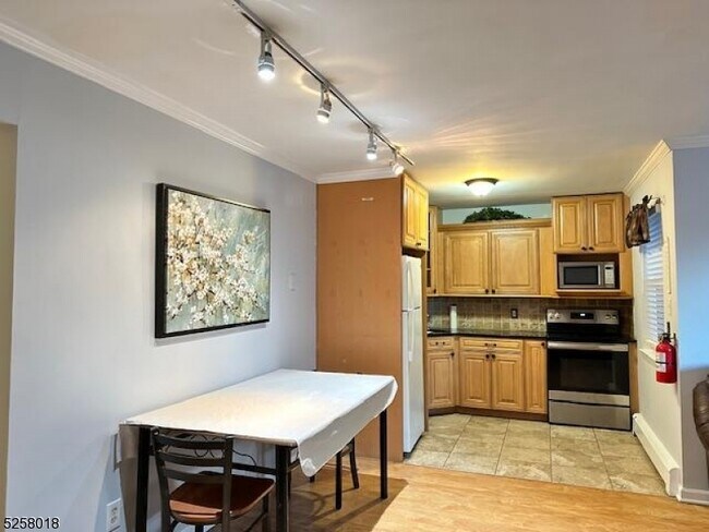 Building Photo - 197 N Beverwyck Rd