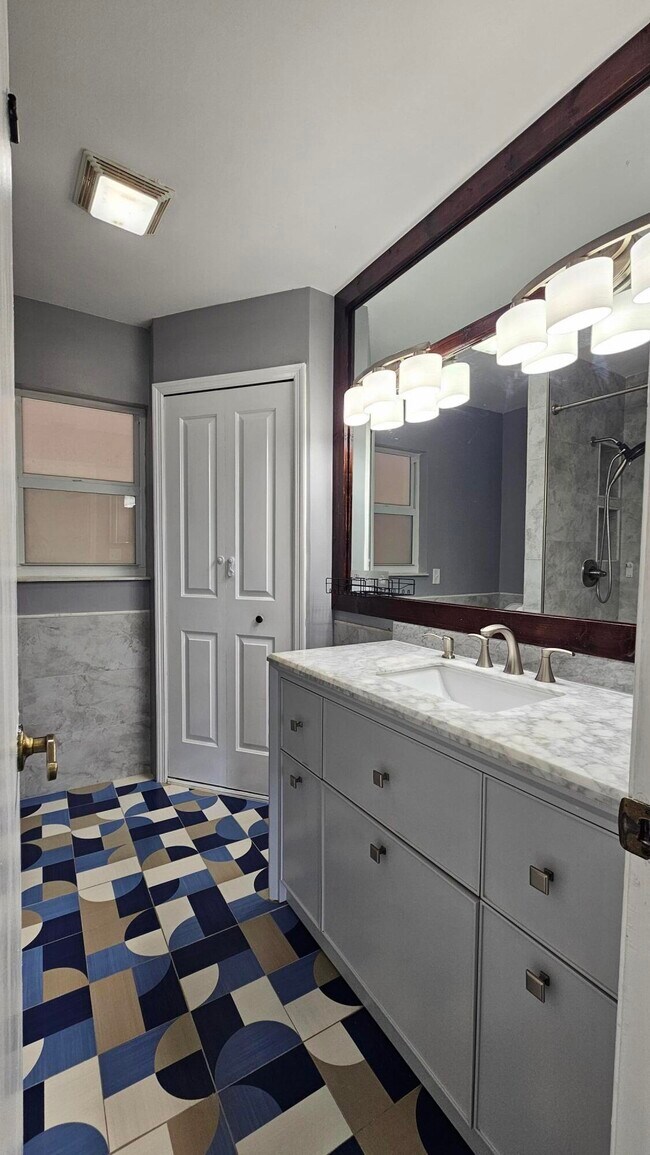 Building Photo - 12157 Sycamore Ln