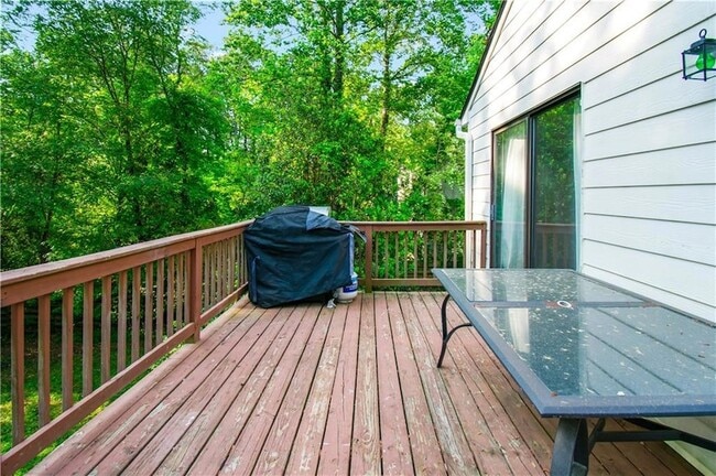 Building Photo - 3950 Lookout Point Dr