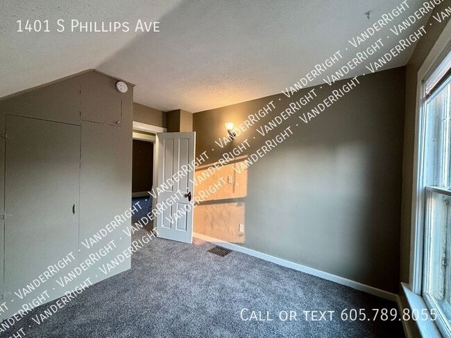 Building Photo - 1401 S Phillips Ave