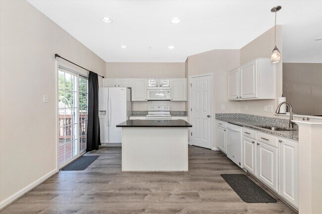 Building Photo - Twin Arch